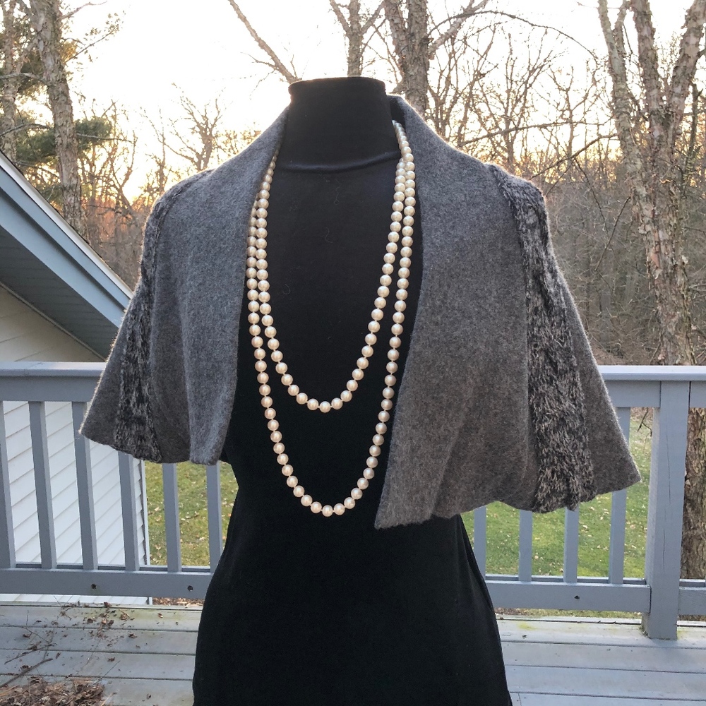 Lab (Laurie Ann Brazeau) wool caplet shawl